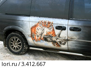 Аэрография на автомобиле. Три тигренка (2011 год). Редакционное фото, фотограф Щеголева Ольга / Фотобанк Лори
