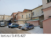 Полицейские машины во дворе старого дома (2011 год). Редакционное фото, фотограф Сергей Юрьев / Фотобанк Лори