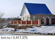 Кирпичный коттедж с синей крышей (2012 год). Стоковое фото, фотограф Александр Тараканов / Фотобанк Лори