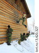 Младшие следят за старшим (2012 год). Редакционное фото, фотограф Анатолий Матвейчук / Фотобанк Лори