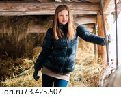 Красивая девушка стоит в сарае для хранения сена. Стоковое фото, фотограф Игорь Низов / Фотобанк Лори