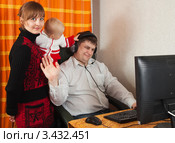 Жена с ребенком мешает мужу работать на компьютере. Стоковое фото, фотограф Яков Филимонов / Фотобанк Лори