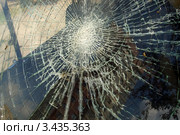 Грязное разбитое окно. Стоковое фото, фотограф Владимир Журавлев / Фотобанк Лори