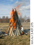 Костёр из длинных досок и старой обуви (2012 год). Стоковое фото, фотограф Марина Шатерова / Фотобанк Лори