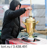 Мужчина разжигает самовар (2012 год). Редакционное фото, фотограф Александр Подшивалов / Фотобанк Лори