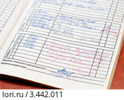 Страница школьного дневника с плохими оценками и с вызовом родителей в школу. Стоковое фото, фотограф Игорь Низов / Фотобанк Лори