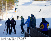 Очередь на горнолыжный подъемник. Комплекс "Нордстар. г. Мурманск" (2012 год). Редакционное фото, фотограф Вячеслав Палес / Фотобанк Лори