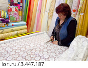 Продавец в магазине "Ткани" (2012 год). Редакционное фото, фотограф Вячеслав Палес / Фотобанк Лори