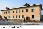 Ветхий двухэтажный дом без жильцов (2012 год). Стоковое фото, фотограф Анатолий Матвейчук / Фотобанк Лори