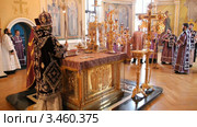 Русская православная церковь.  Литургия архиерейским чином. Диакона поют Трисвято́е (2012 год). Редакционное видео, видеограф Mikhail Erguine / Фотобанк Лори