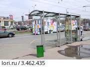 Остановка общественного транспорта, обклеенная рекламными листовками (2012 год). Редакционное фото, фотограф Илюхина Наталья / Фотобанк Лори