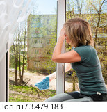 Женщина моет окно дома. Стоковое фото, фотограф Игорь Низов / Фотобанк Лори
