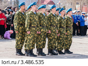 Районный конкурс среди школ,посвящённый  Победе в Великой Отечественной войне.Десантники. (2010 год). Редакционное фото, фотограф Роман Фомин / Фотобанк Лори
