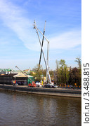 Москва. Монтажные работы на Софийской набережной. Установка декораций к 9 мая. (2012 год). Редакционное фото, фотограф АЛЕКСАНДР МИХЕИЧЕВ / Фотобанк Лори
