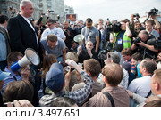Организатор "Марша миллионов" - Удальцов призывает митингующих сесть на мостовую около кинотеатра "Ударник", город Москва, Россия (2012 год). Редакционное фото, фотограф Николай Винокуров / Фотобанк Лори