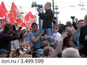 Организатор "Марша миллионов" - Удальцов призывает митингующих сесть на мостовую около кинотеатра "Ударник", город Москва, Россия (2012 год). Редакционное фото, фотограф Николай Винокуров / Фотобанк Лори