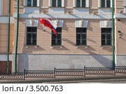 Москва. Копия Знамя Победы, Российский флаги флаг Москвы на доме. (2012 год). Стоковое фото, фотограф Lora / Фотобанк Лори