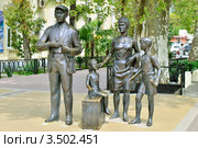 Памятник героям фильма "Бриллиантовая рука" в Сочи (2012 год). Редакционное фото, фотограф Julia Ovchinnikova / Фотобанк Лори