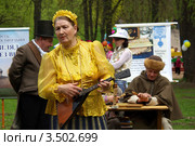 Псковский фестиваль малых городов «Гардарика», 2012 год. Балалаечница. Редакционное фото, фотограф Natalia Sidorova / Фотобанк Лори