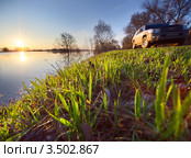 Серебристый SUV на травянистом берегу реки Ока. Закат. Стоковое фото, фотограф Liseykina / Фотобанк Лори