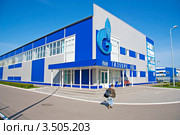 Физкультурно-оздоровительный комплекс "Газовик", город Балашов, Саратовская область. Ребёнок идёт на занятия. (2011 год). Редакционное фото, фотограф Истомина Елена / Фотобанк Лори