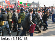 Митингующие пытаются прорвать оцепление на "Марше миллионов" в Москве 6 мая 2012 года. Редакционное фото, фотограф Алёшина Оксана / Фотобанк Лори