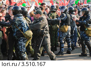 Бойцы полиции и ОМОНа теснят митингующих на "Марше миллионов" в Москве 6 мая 2012 года. Редакционное фото, фотограф Алёшина Оксана / Фотобанк Лори