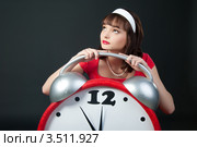 Девушка в красном платье с будильником на темном фоне. Стоковое фото, фотограф Юрий Андреев / Фотобанк Лори