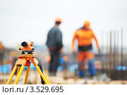 Прибор для измерения уровней на строительной площадке. Стоковое фото, фотограф Дмитрий Калиновский / Фотобанк Лори