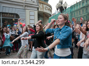 Москва. Благотворительный танцевальный флешмоб на Арбате (2012 год). Редакционное фото, фотограф Ирина Фирсова / Фотобанк Лори
