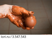 Маленький слепленный кувшин в руках гончара. Стоковое фото, фотограф Степанов Григорий / Фотобанк Лори