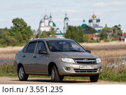Автомобиль ВАЗ Лада Гранта на фоне Ростова Великого (2012 год). Редакционное фото, фотограф Дмитрий Неумоин / Фотобанк Лори
