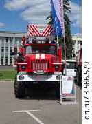 Выставка "Комплексная безопасность 2012" на ВВЦ (ВДНХ), Автоцистерна пожарная с лестницей АЦЛ-6,0-50/4-18(4320) Редакционное фото, фотограф Елена Коромыслова / Фотобанк Лори