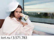 Одинокая девушка сидит в транспорте у окна. Стоковое фото, фотограф Юрий Викулин / Фотобанк Лори