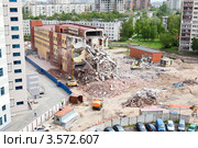 Разрушение старого ветхого здания для строительства парковки (2012 год). Редакционное фото, фотограф Кекяляйнен Андрей / Фотобанк Лори