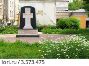 Памятный крест на месте упокоения родительницы и близких великого сына и патриота России генералиссимуса Александра Васильевича Суворова (2012 год). Редакционное фото, фотограф Валерия Попова / Фотобанк Лори