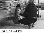 Техническое обслуживание автомобиля. Чёрно-белое фото (2012 год). Редакционное фото, фотограф Алёшина Оксана / Фотобанк Лори