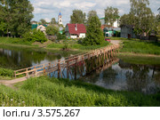 Деревянный мостик через реку Кашинка. Кашин, Тверская область (2012 год). Стоковое фото, фотограф Виктор Карасев / Фотобанк Лори