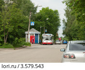 Кольчугино. Автобус №9  стоит на остановке на улице Дружбы (2012 год). Редакционное фото, фотограф Бурмистрова Ирина / Фотобанк Лори