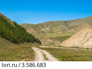 Грунтовая дорога в горной долине, Алтай. Стоковое фото, фотограф Михаил Павлов / Фотобанк Лори