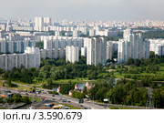 Вид на жилые кварталы района Лианозово и Алтуфьевское шоссе города Москвы, Россия (2012 год). Редакционное фото, фотограф Николай Винокуров / Фотобанк Лори