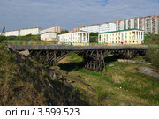 Пешеходный мост, город Полярный, Мурманская область (2012 год). Стоковое фото, фотограф Вячеслав Палес / Фотобанк Лори