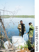 Беседа с местным населением перед зарыблением озера (2012 год). Редакционное фото, фотограф Роман Фомин / Фотобанк Лори