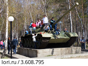 Танк – экспонат  парка Музея Победы в распоряжении детей 9 Мая. Ангарск (2012 год). Редакционное фото, фотограф Копылова Ольга Васильевна / Фотобанк Лори