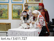 Народный русский костюм. Обряд жениха и невесты (2012 год). Редакционное фото, фотограф Дмитрий Неумоин / Фотобанк Лори