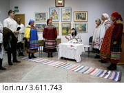 Народный русский костюм. Обряд жениха и невесты (2012 год). Редакционное фото, фотограф Дмитрий Неумоин / Фотобанк Лори