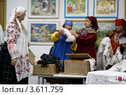 Народный русский костюм. Обряд жениха и невесты (2012 год). Редакционное фото, фотограф Дмитрий Неумоин / Фотобанк Лори
