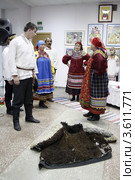 Народный русский костюм. Обряд жениха и невесты (2012 год). Редакционное фото, фотограф Дмитрий Неумоин / Фотобанк Лори