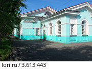 Железнодорожный вокзал, город Оленегорск, Мурманская область (2012 год). Стоковое фото, фотограф Вячеслав Палес / Фотобанк Лори
