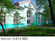 Железнодорожный вокзал, город Оленегорск, Мурманская область (2012 год). Стоковое фото, фотограф Вячеслав Палес / Фотобанк Лори